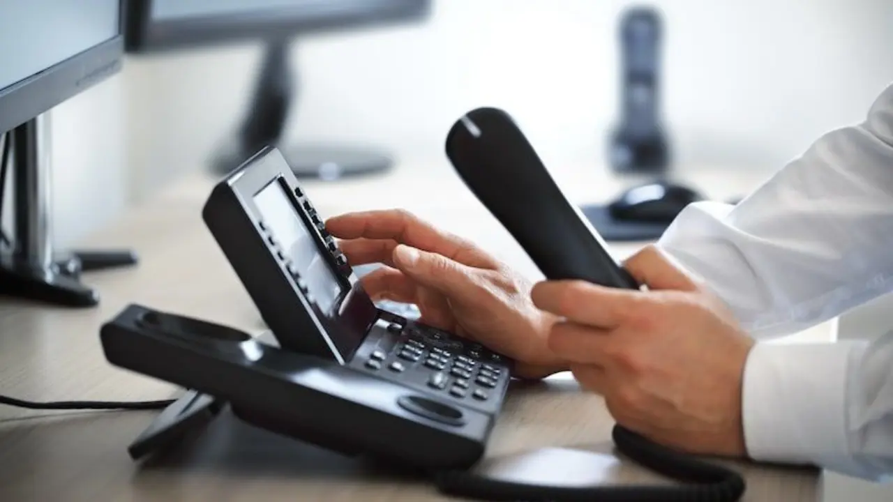 Virtual receptionist answering small business calls from a remote desk
